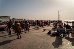 Accra;-Ghana;-Jamestown;-fishing-harbour;-quay;-market;-bustle;-fish-traders;-fishermen;-buyers;-informal-economy;-new-harbour;-Sino-Ghanaian-cooperation;-daily-life;-Gulf-of-Guinea;-West-Africa;-historic-district;-documentary-photography;-Kaleidos;-Kaleidos-images;-La-parole-à-limage;-Stories-Pictures;-Tarek-Charara